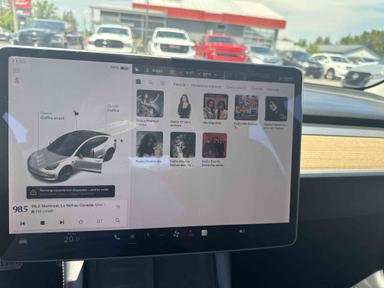 Tesla Model 3 2022 - Thumbnail 17